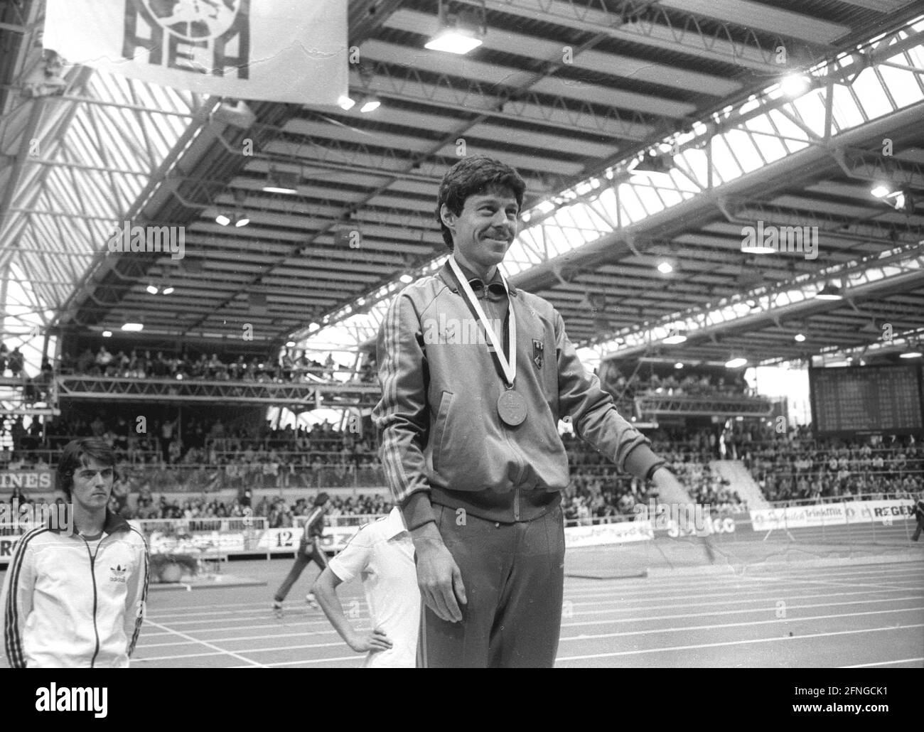 LA European Indoor Championships in Sindelfingen 02.03.1980 1.500m de la course médaillée : Champion d'Europe Thomas Wessinghage (GER) avec médaille [traduction automatique] Banque D'Images