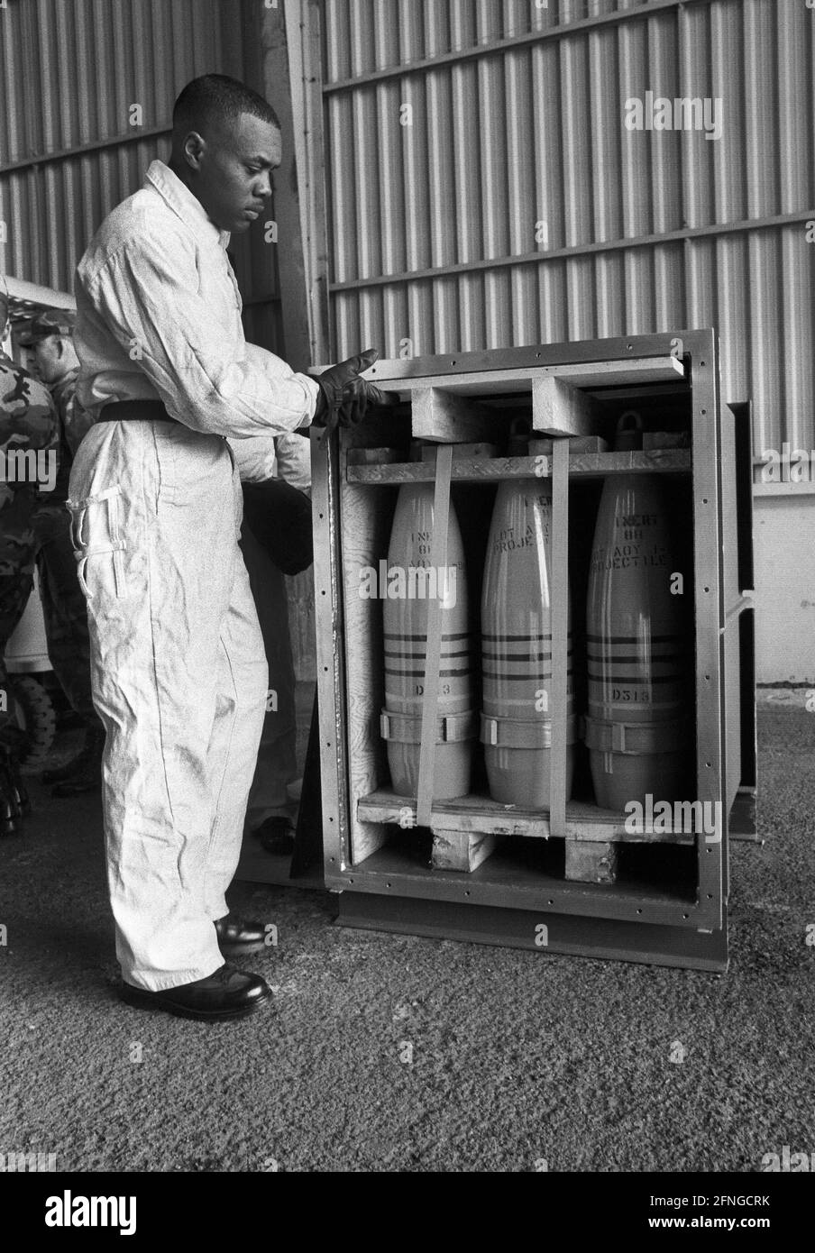 Allemagne, Pirmafin, 08.03.1990 Archive-No.: 14-34-24 retrait des armes chimiques des forces américaines de la République fédérale d'Allemagne photo: LES SOLDATS AMÉRICAINS emballez les grenades à gaz toxiques dans une boîte spéciale [traduction automatique] Banque D'Images