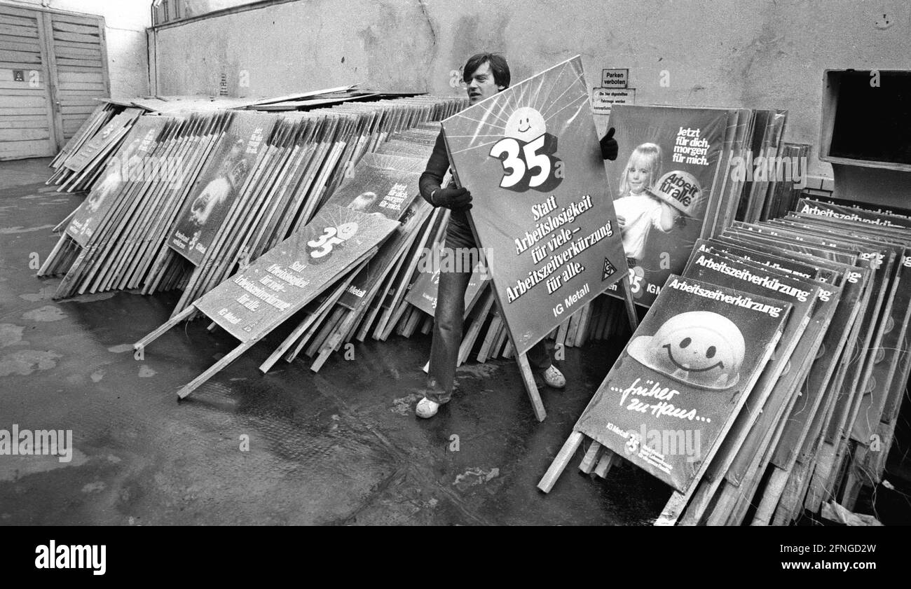 Berlin / Gewerkschaft / 2 / 1984 IG-Metall se prépare pour la grande campagne : semaine de travail de 35 heures. Derrière le bâtiment du syndicat à Kreuzberg, les affiches à distribuer sont stockées. // travail / Syndicat / heures de travail / [traduction automatique] Banque D'Images