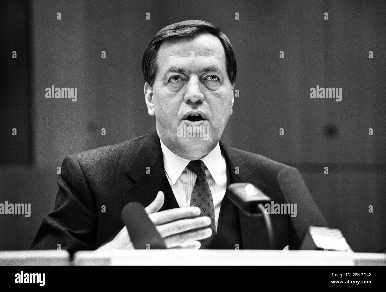 Allemagne, Francfort, 29.03.1990. Archive No.: 15-4-37 Conférence de presse annuelle de la Deutsche Bank photo: Hilmar Kopper, Président du Conseil d'Administration [traduction automatique] Banque D'Images