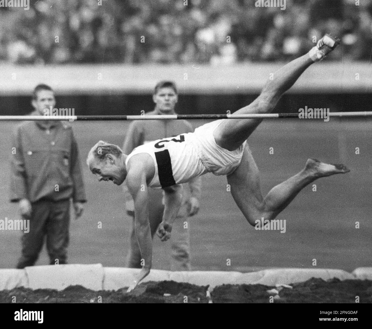 Jeux olympiques d'été à Tokyo 1964. Athlétisme : 10 combats. Willi Holdorf (Allemagne) perd une chaussure lors du saut en hauteur. Rec. 20.10.1964. [traduction automatique] Banque D'Images