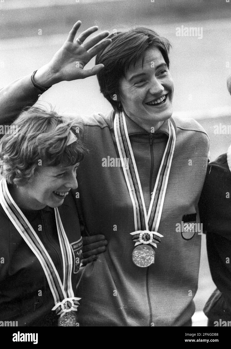 Jeux olympiques d'été à Tokyo 1964. Athlétisme : cérémonie de remise des prix de 80m haies. Karin Balzer (équipe allemande/GDR) avec la médaille d'or. À gauche : Pamela Kilborn (Australie/Bronze).Aufn. 20.10.1964. [traduction automatique] Banque D'Images