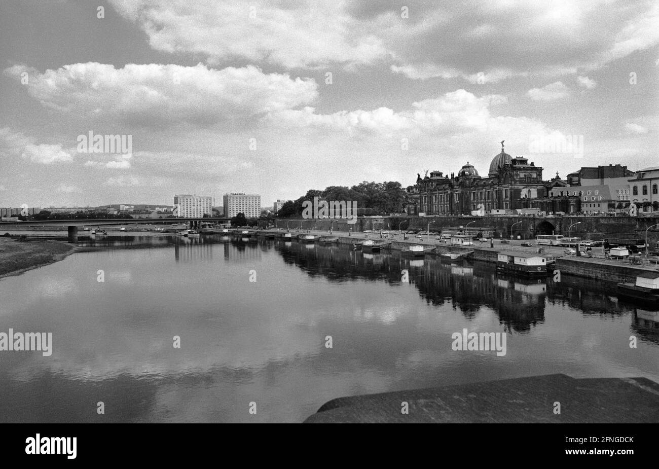 GDR, Dresden, 19.05.1990 No. D'archive: 16-44-20 Stadtfotos Dresden photo: Vue de l'Augustusbruecke au-dessus de l'Elbe [traduction automatique] Banque D'Images