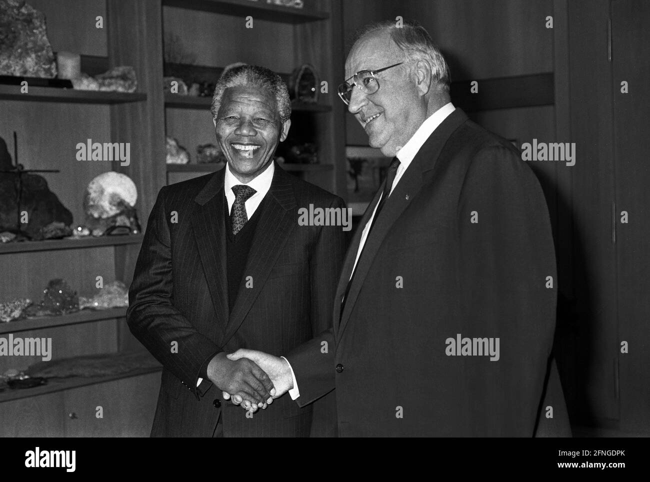 Allemagne, Bonn , 12.06.1990 Archive-No.: 17-34-13 visite de Nelson Mandela à Bonn photo: Le chancelier Helmut Kohl a accueilli Nelson Mandela, vice-président de l'ANC [traduction automatique] Banque D'Images