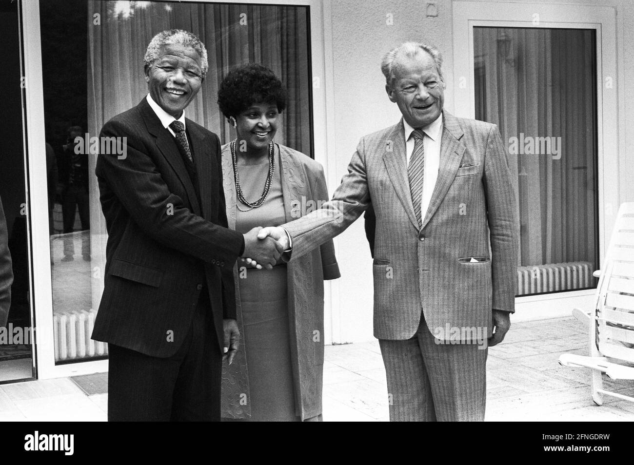 Allemagne, Bonn , 12.06.1990 Archive-No.: 17-15-28 visite de Nelson Mandela à Bonn photo: f.l.r.l.: Nelson Mandela, vice-président de l'ANC, Winnie Mandela et Willy Brandt [traduction automatique] Banque D'Images