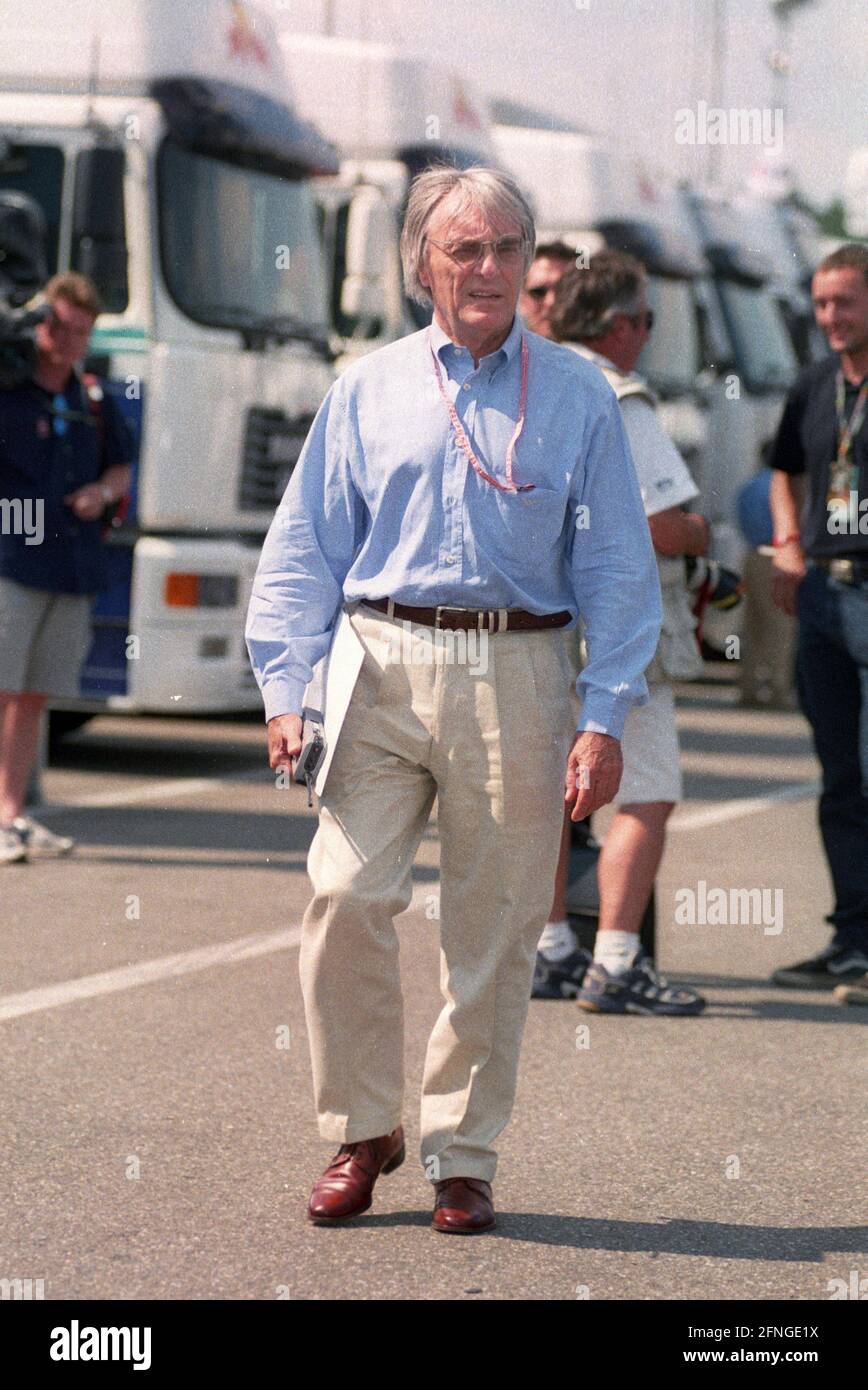 Patron de formule 1 Bernie Ecclestone figure pleine sur son chemin à travers le paddock 31.07.1999. [traduction automatique] Banque D'Images