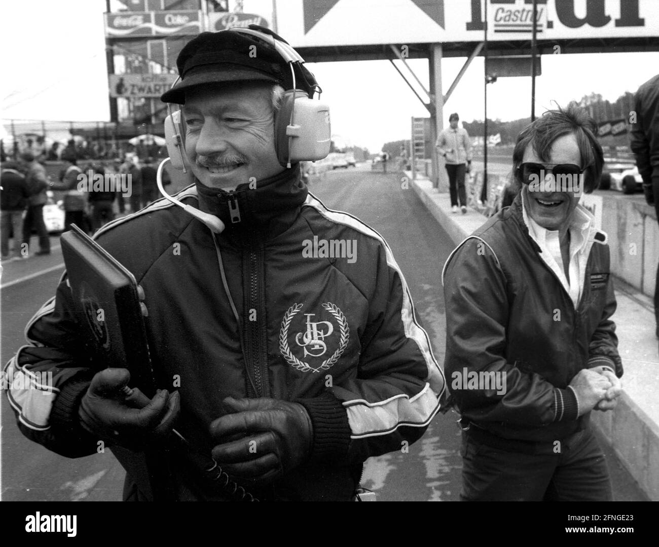 Grand Prix de Belgique à Zolder 08.05.1982 Colin Chapman (à gauche) et le patron de Formule 1 Bernie Ecclestone dans la voie de la fosse. [traduction automatique] Banque D'Images