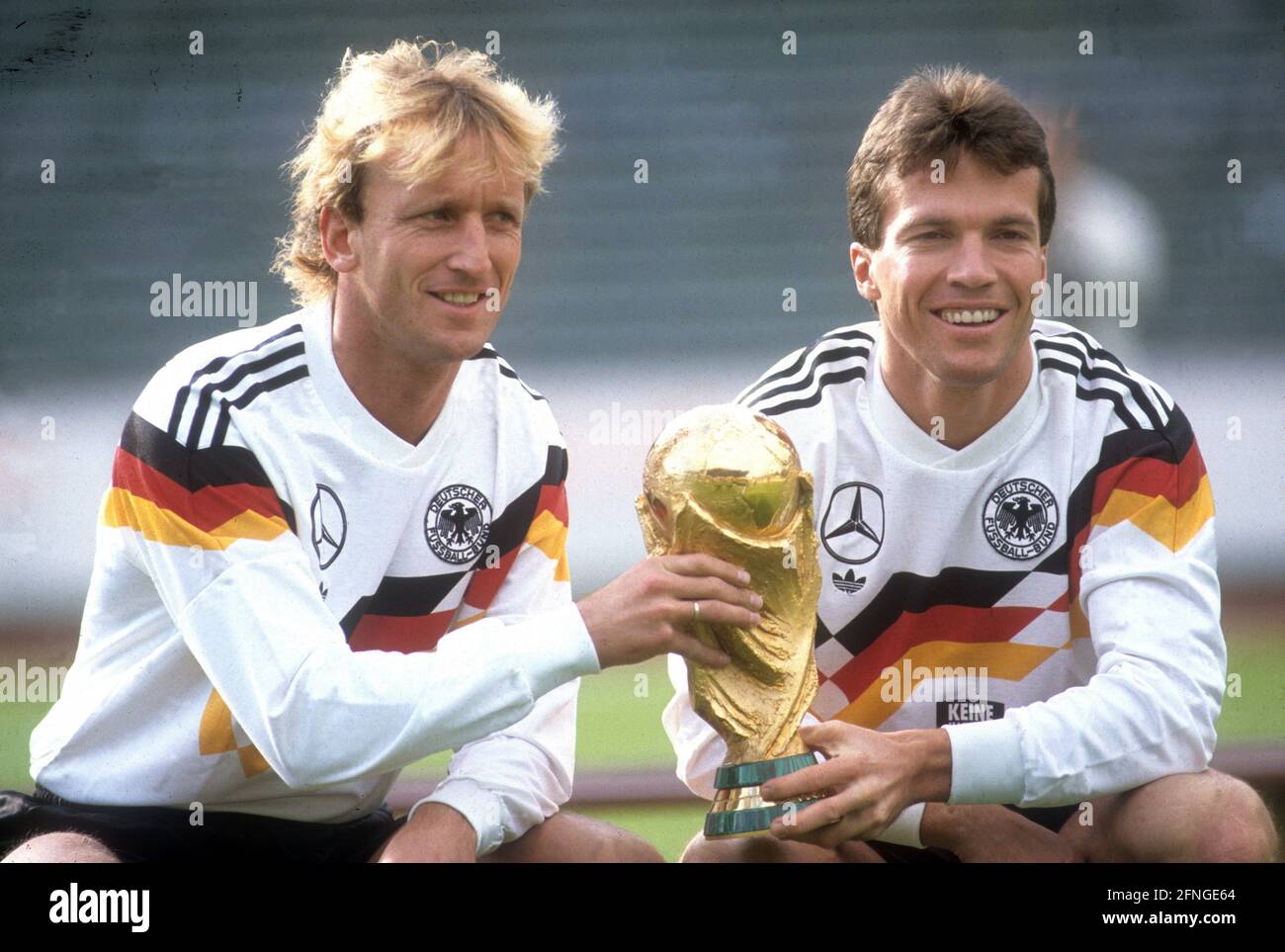 Séance photo du DFB avec les champions du monde 1990 à Francfort-sur-le-main. Andreas Brehme (à gauche) et Lothar Matthäus avec le trophée de la coupe du monde 01.10.1990 (estimé). [traduction automatique] Banque D'Images