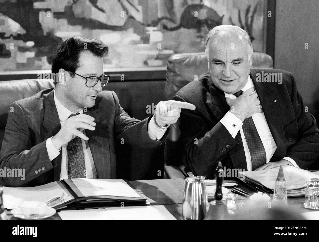 Le ministre fédéral des Affaires étrangères Klaus KINKEL , le FDP , et le chancelier fédéral Helmut KOHL , le CDU , lors d'une réunion du cabinet en novembre 1993 [traduction automatique] Banque D'Images