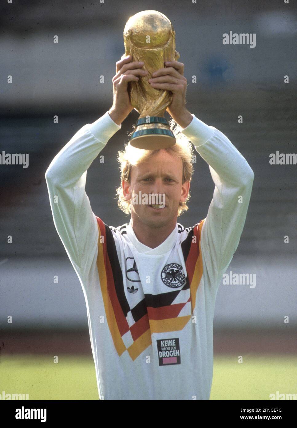 Séance photo du DFB avec les champions du monde 1990 à Francfort-sur-le-main. Andreas Brehme avec le trophée de la coupe du monde 01.10.1990 (estimation). [traduction automatique] Banque D'Images