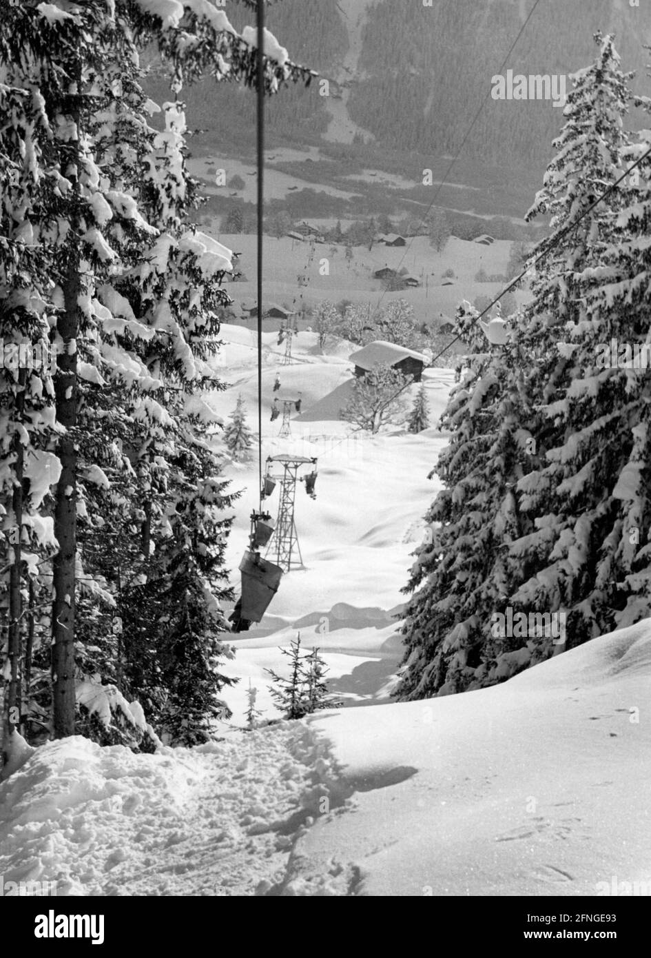 Télésiège dans la forêt bavaroise enneigée, années 1950. [traduction automatique] Banque D'Images
