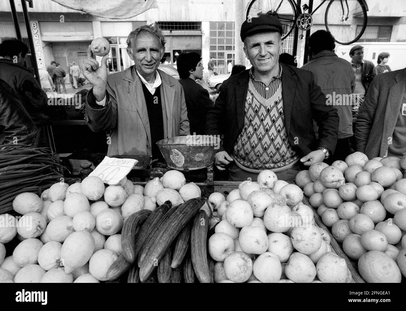 ALB , Albanie : deux vendeurs sur un marché de légumes à Tirana , avril 1994 [traduction automatique] Banque D'Images