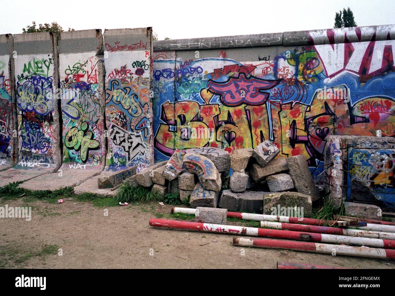 DEU , ALLEMAGNE : vestiges du mur de Berlin à Berlin , octobre 1995 [traduction automatique] Banque D'Images