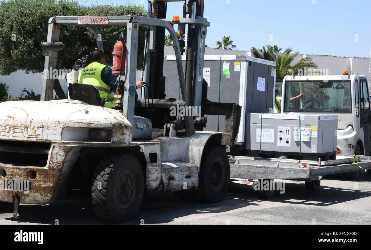 Tunis, Tunisie. 16 mai 2021. Les membres du personnel chargent le nouveau lot de vaccins COVID-19 à l'aéroport international de Carthage à Tunis, en Tunisie, le 16 mai 2021. Plus tôt dimanche, la Tunisie a reçu le troisième lot de 158,000 doses du vaccin AstraZeneca, dans le cadre de l'initiative mondiale COVAX, après avoir reçu, dans le cadre de la même initiative, 98,400 doses du même vaccin en avril. Crédit: Adel Ezzine/Xinhua/Alamy Live News Banque D'Images