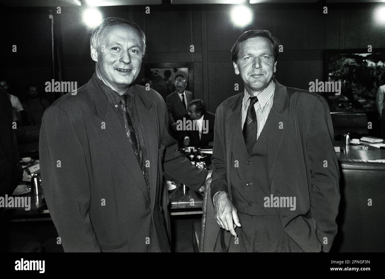 Allemagne, Bonn, 29.08.1990 Archives No: 19-65-22 Réunion des premiers ministres de l'État à la Chancellerie fédérale photo: Oskar Lafontaine, premier ministre de la Sarre et Gerhard Schroeder, premier ministre de la Basse-Saxe [traduction automatique] Banque D'Images