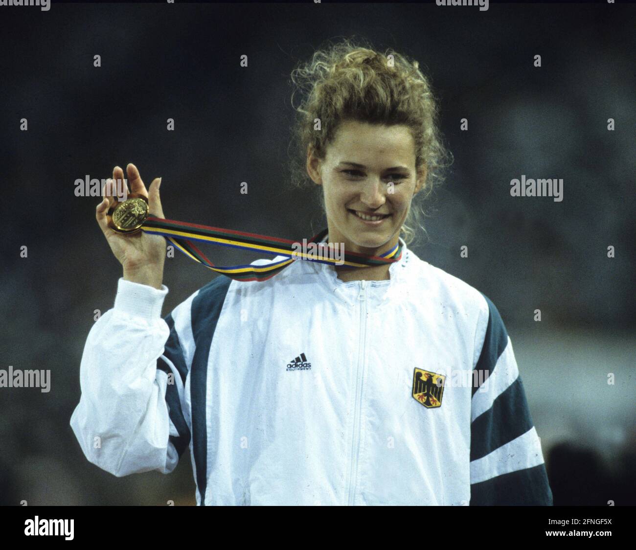 Jeux Olympiques 1992 à Barcelone /High Jump, Women Heike Henkel avec la médaille d'or. 07.08.1992. [traduction automatique] Banque D'Images