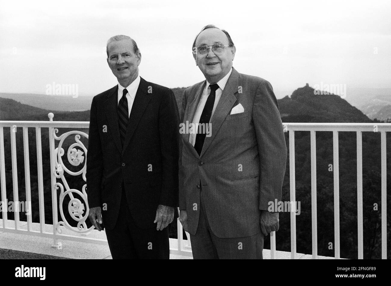 Allemagne, Bonn, 15.09.1990 Archive No.: 20-27-10 rencontre entre Genscher et Baker sur le Petersberg photo: LE secrétaire D'État AMÉRICAIN James Baker et le ministre fédéral des Affaires étrangères Hans-Dietrich Genscher [traduction automatique] Banque D'Images