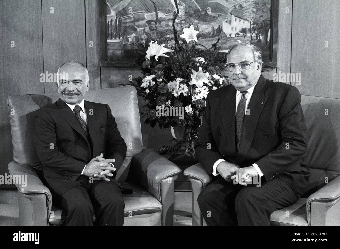 Allemagne, Bonn, 03.09.1990 Archive-No.: 20-17-04 le roi Hussein de Jordanie à Bonn photo: Le chancelier fédéral Helmut Kohl et le roi Hussein Bin Talal [traduction automatique] Banque D'Images