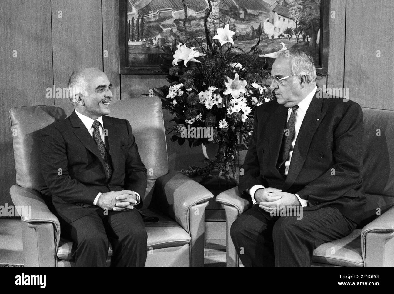 Allemagne, Bonn, 03.09.1990 Archive-No.: 20-17-12 le roi Hussein de Jordanie à Bonn photo: Le chancelier fédéral Helmut Kohl et le roi Hussein Bin Talal [traduction automatique] Banque D'Images