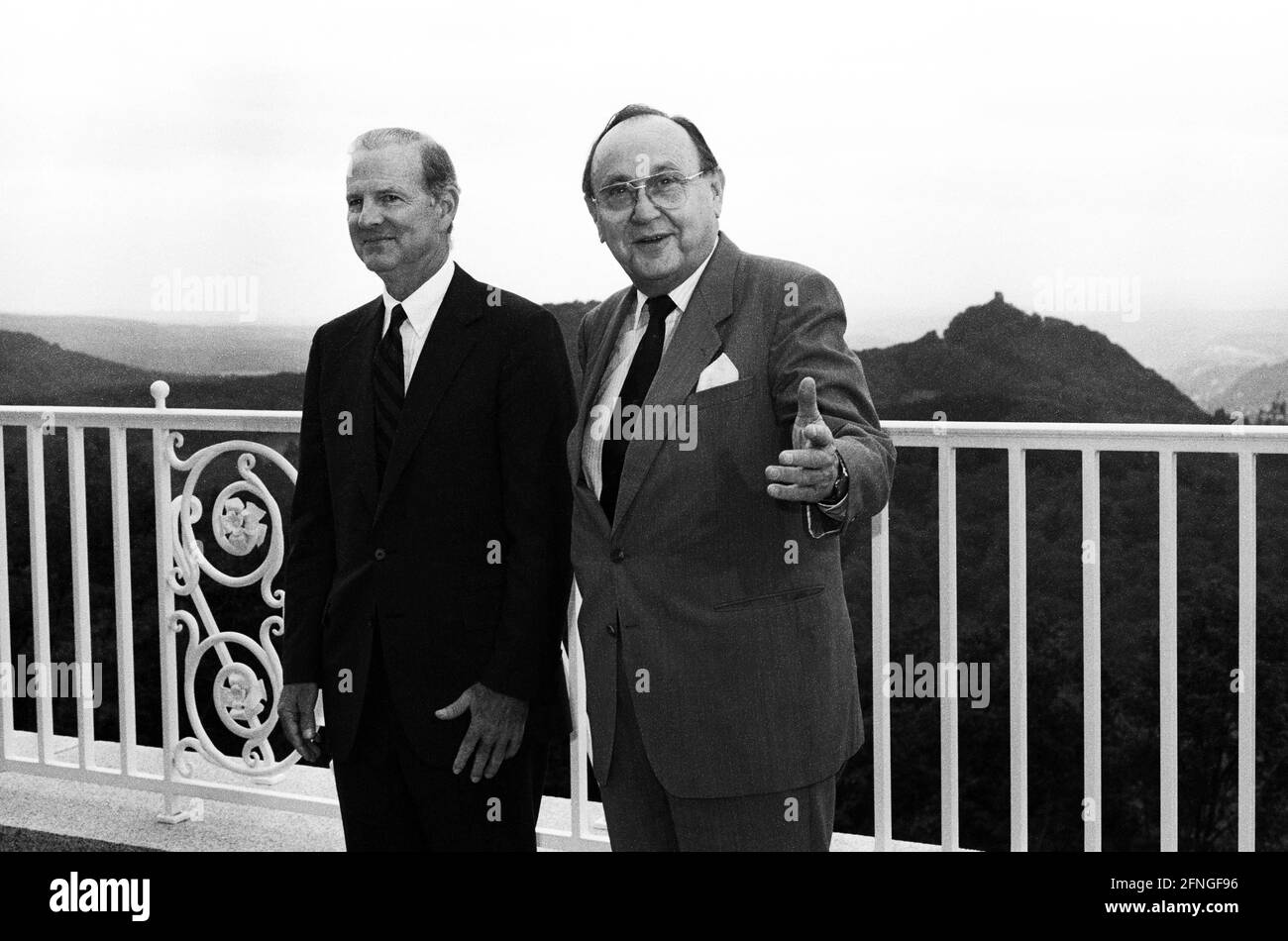 Allemagne, Bonn, 15.09.1990 Archive No.: 20-27-09 rencontre entre Genscher et Baker sur le Petersberg photo: LE secrétaire D'État AMÉRICAIN James Baker et le ministre fédéral des Affaires étrangères Hans-Dietrich Genscher [traduction automatique] Banque D'Images