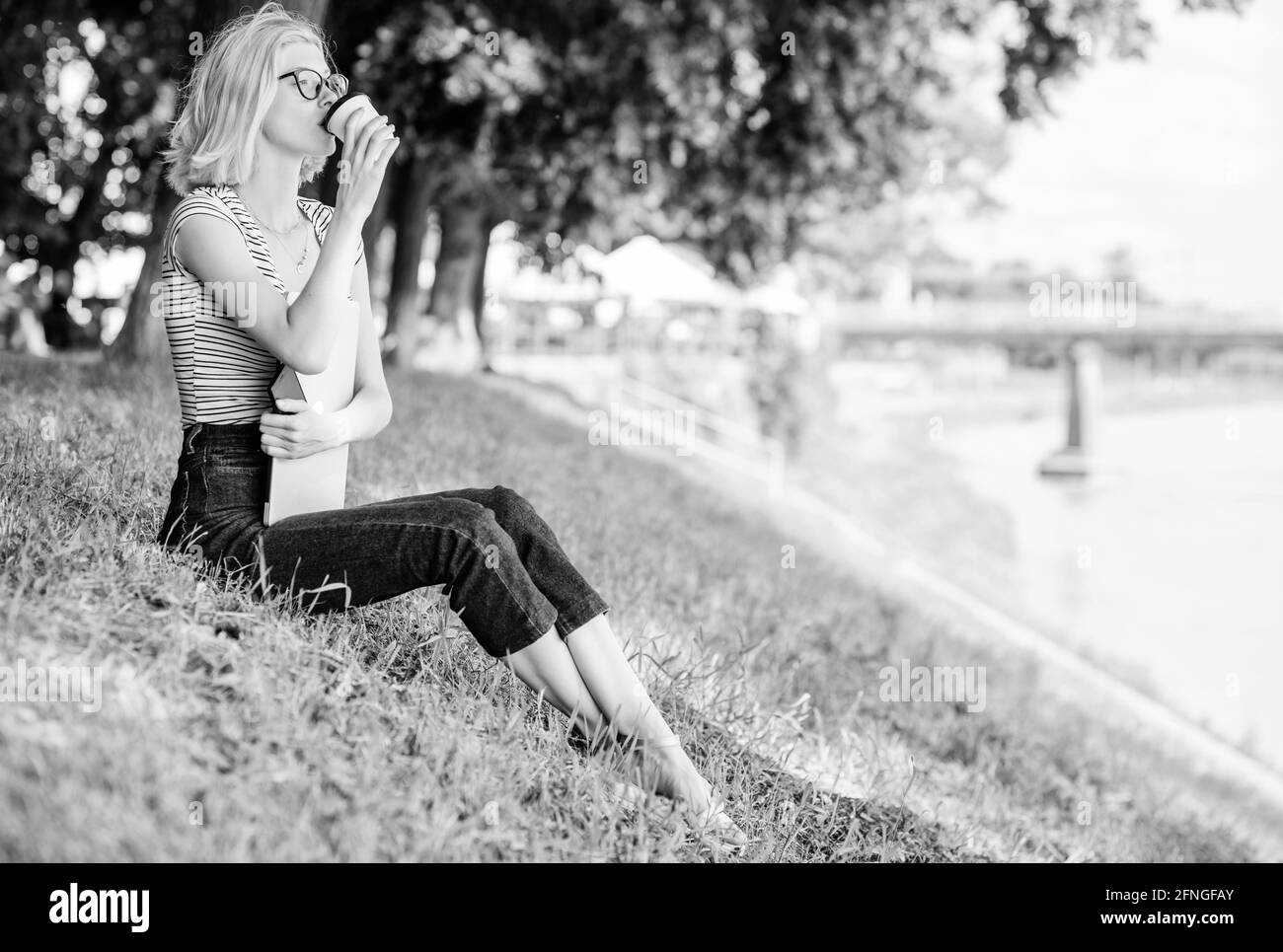 Être à l'extérieur expose les travailleurs à l'air frais et les variations environnementales rendant heureux et sain physique niveau émotionnel. Fille ordinateur portable à l'extérieur Banque D'Images