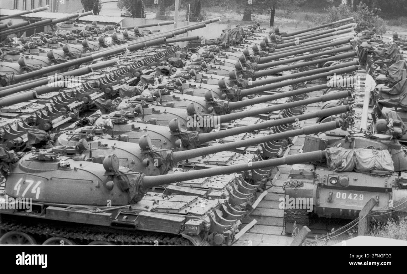 Saxe / GDR Land / unification / 1990 réservoirs GDR de type soviétique T55 sont en attente d'être mis au rebut. Site de l'Armée populaire à Loebau. L'Armée populaire est dissoute, la plupart des armes sont détruites ou vendues à l'étranger // militaire / armes / Etats fédéraux / militaire / / Etat de la RDA / Soviétiques *** Légende locale *** Allemagne de l'est / Allemagne communiste fin de la Guerre froide. En Saxe, les chars de l'armée de l'Allemagne de l'est sont mis en boucs selon des accords avec l'Union soviétique et les alliés occidentaux. [traduction automatique] Banque D'Images