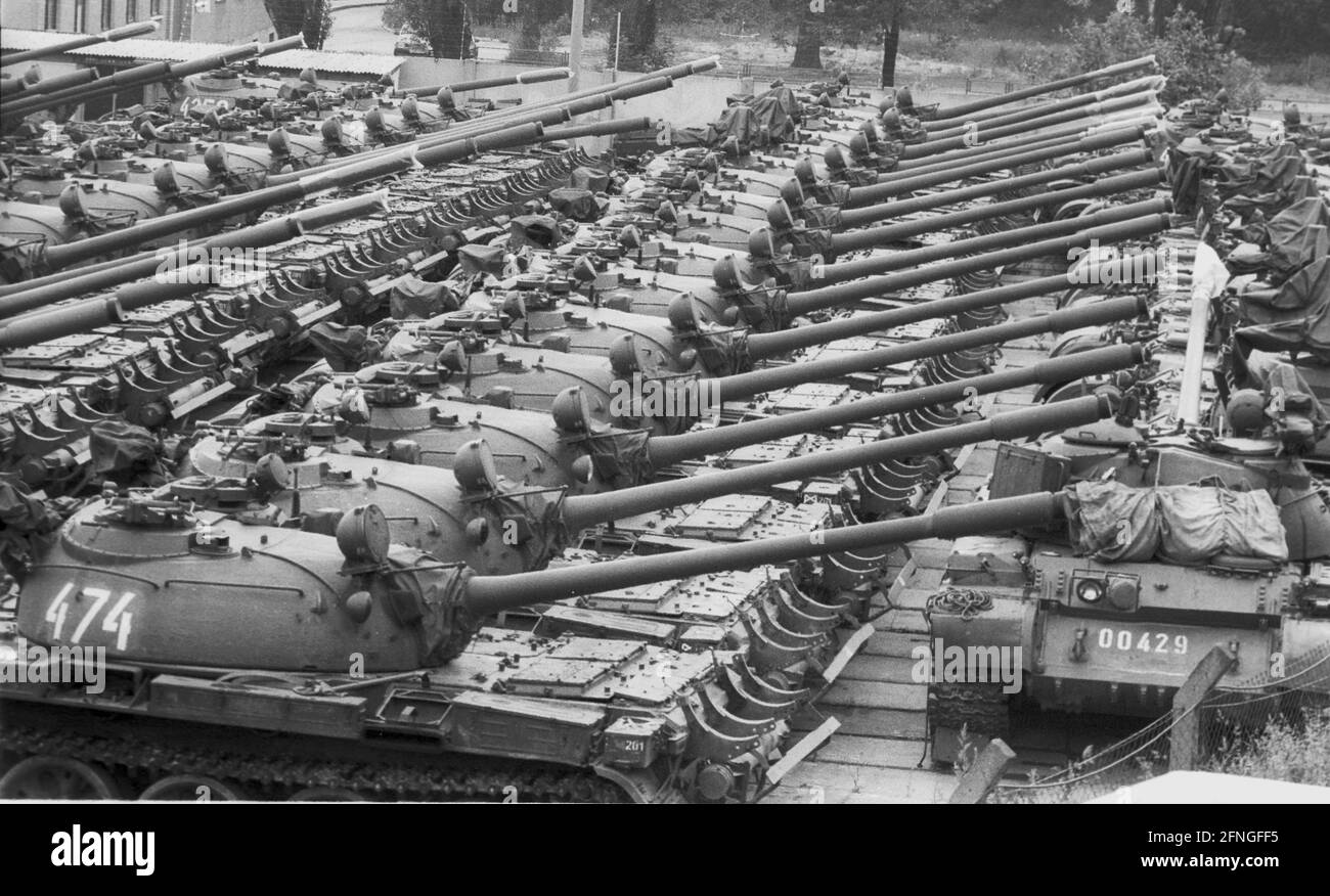 Saxe / Etat de la RDA / unification / 1990 chars de la RDA de type T55 attendent d'être mis au rebut, terrain de l'Armée populaire à Loebau. L'Armée populaire est dissoute, la plupart des armes sont détruites ou vendues à l'étranger // Militaer / Waffen / Bundeslaender / Militaer / / DDR-Staat *** Légende locale *** Allemagne de l'est / Allemagne communiste fin de la Guerre froide. En Saxe, les chars de l'armée de l'Allemagne de l'est sont mis en boucs selon des accords avec l'Union soviétique et les alliés occidentaux. [traduction automatique] Banque D'Images