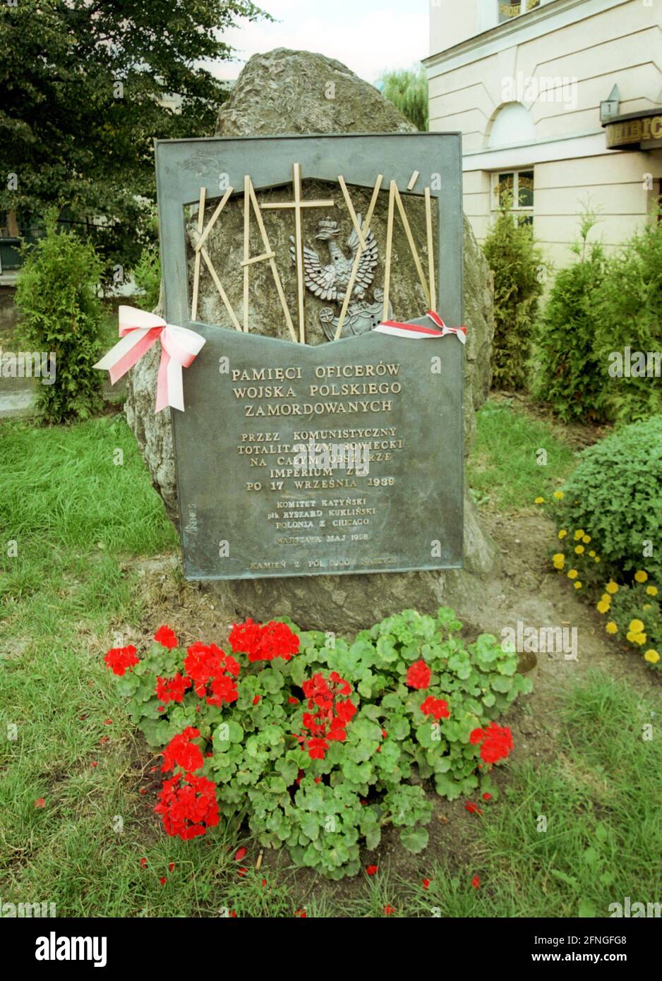 PL / Pologne / Varsovie / ville / 8 / 1999 a côté de la tombe du Soldat inconnu dans le Parc Saxon est une pierre commémorative pour les victimes de Katyn. Dans ce village, plusieurs milliers d'officiers polonais ont été abattus par les troupes soviétiques en 1939. Le crime a été blâmé sur les Allemands à l'époque communiste. En 1939, après le pacte Staline-Hitler, les troupes soviétiques et allemandes ont attaqué la Pologne en même temps // Monument / Mémorial / Histoire / symbole / soldats / Soviet [traduction automatique] Banque D'Images