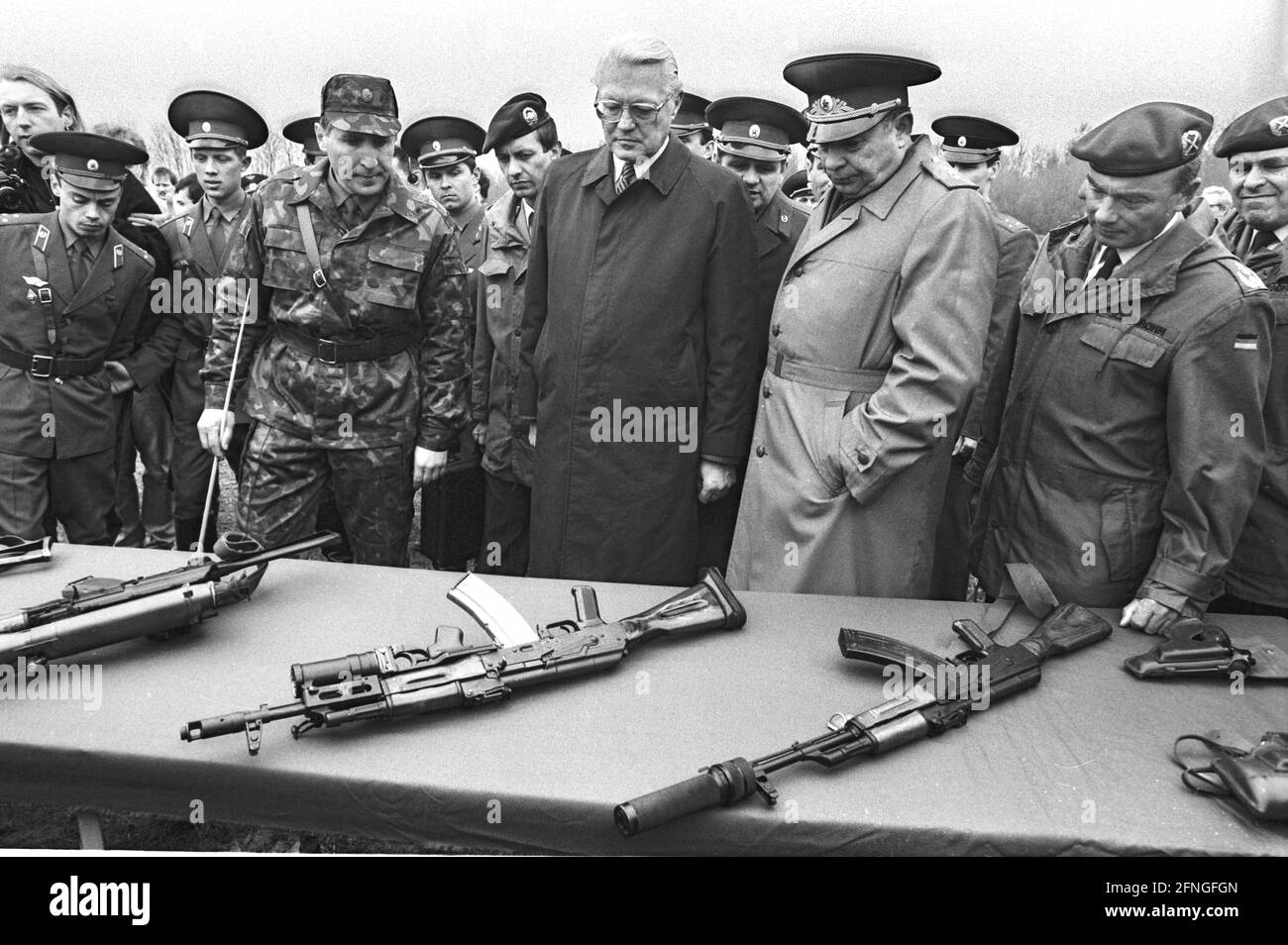 Brandebourg / GDR / militaire / 1990 Gerhard Stoltenberg visite les troupes soviétiques dans le Brandebourg. A sa droite le commandant en chef des troupes soviétiques en Europe Medwej Burlakow, à l'extrême droite Joerg Schoenbohm, CDU, plus tard ministre de l'intérieur à Brandebourg après l'effondrement de la RDA il y avait le problème: Comment sortir les Russes du pays ? Le ministre de la Défense, Gerhard Stoltenberg, CDU, visite les généraux soviétiques à Wuensdorf, le quartier général européen de l'Armée rouge. Une petite manœuvre est jouée pour la presse // Union soviétique / [traduction automatique] Banque D'Images