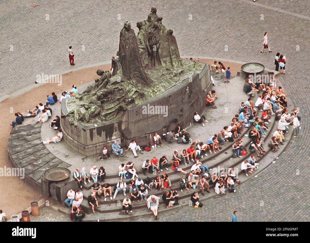 République tchèque / CZ / Prague / Histoire / réforme / 8 / 1999 Prague, place de la Vieille ville, Hus Monument Johann Hus a été brûlé au Concile de Constance en 1415 parce qu'il n'avait pas réenté ses critiques à l'égard de l'Eglise catholique. Sa mort a été la cause des guerres hussites, un soulèvement de ses disciples // religion / place du marché / République tchèque [traduction automatique] Banque D'Images