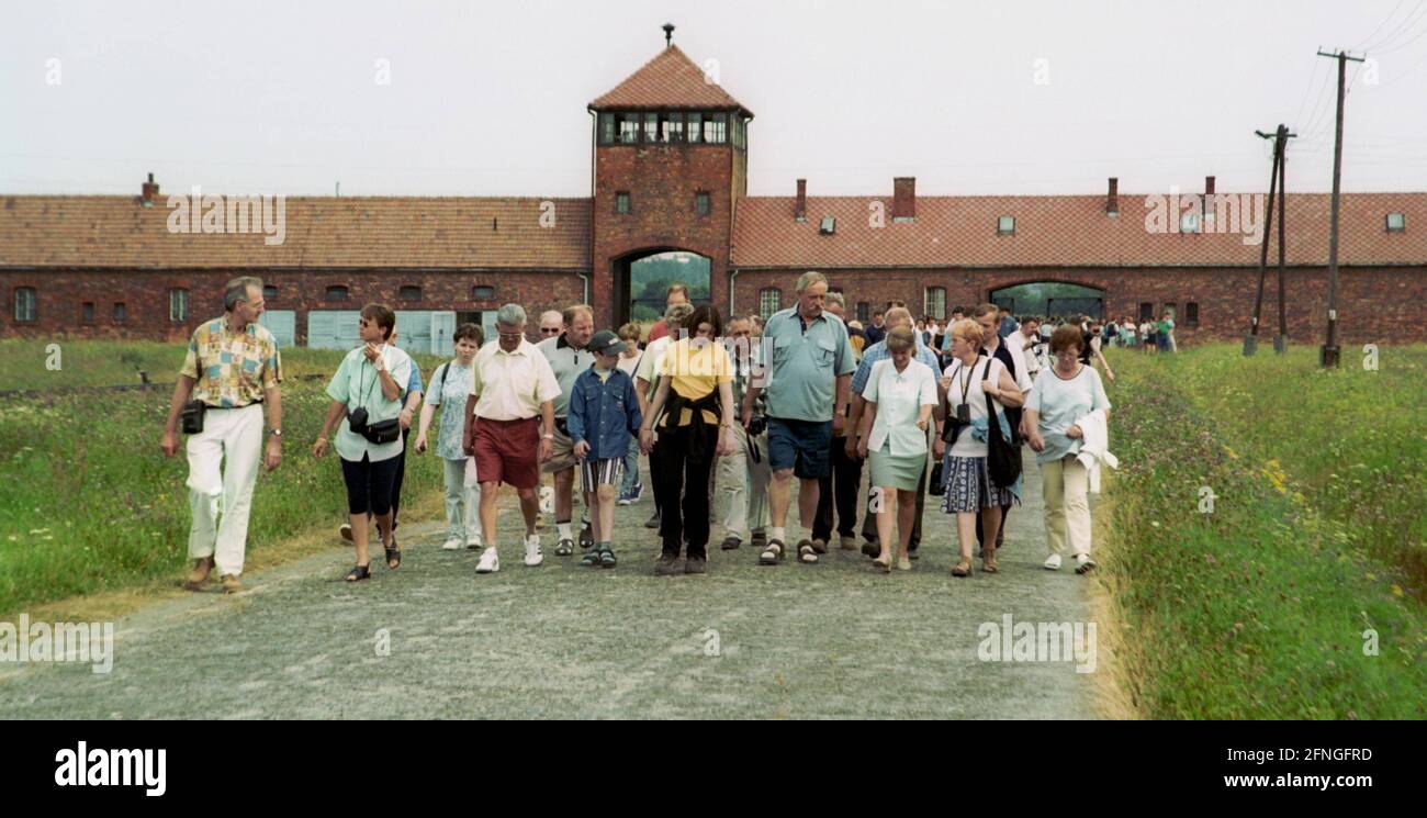 Pologne / Histoire / 1999 camp de concentration d'Auschwitz-Birkenau, bâtiment d'entrée, touristes // camp de concentration / Nazis / Juifs / Holocauste / Tourisme / Patrimoine mondial UNESCO [traduction automatique] Banque D'Images