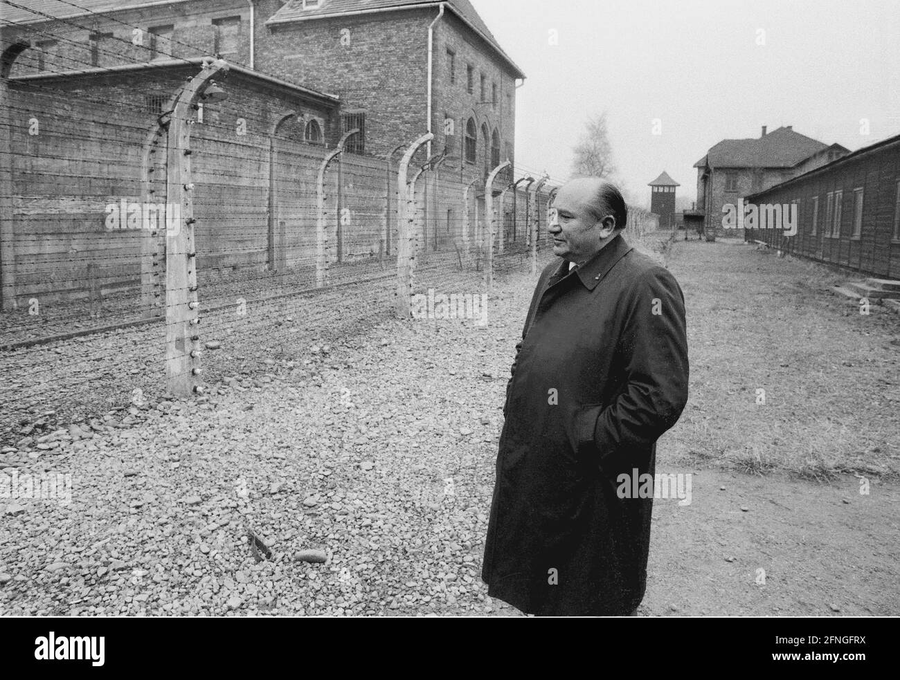 Pologne / Histoire / camps de concentration / 1985 camp de concentration d'Auschwitz. Le SPD-Berlin fait un voyage commémoratif. Harry Ristock à une clôture de camp. Ristock entretenait de bonnes relations avec les Polonais pendant la Guerre froide. Il est né en Masurie // Nazis / Holocauste // Patrimoine mondial UNESCO [traduction automatique] Banque D'Images