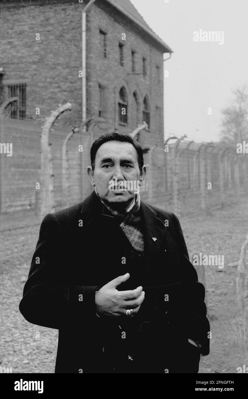 Pologne / Histoire / camp de concentration / 1985 camp de concentration d'Auschwitz. Ancien prisonnier Rosenberg (père de la chanteuse Marianne Rosenberg) au mur d'exécution du camp principal. Il est un Sinti (tzigane). Pour la première fois de retour dans le camp depuis la guerre. // Nazis / Holocauste / / / / Juifs / Nazis / fascisme / Patrimoine mondial UNESCO / Tsiganes *** Légende locale *** Histoire / fascisme / Pologne / Nazisme / Juifs / camp de concentration Auschwitz, mur d'exécution. // site du patrimoine mondial de l'UNESCO / [traduction automatique] Banque D'Images