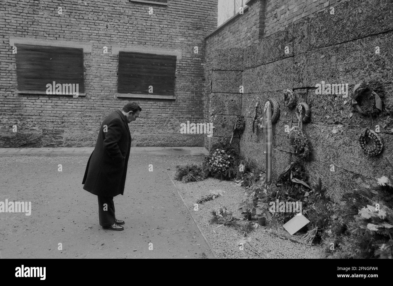 Pologne / Histoire / camp de concentration / 1985 camp de concentration d'Auschwitz. Ancien prisonnier Rosenberg (père de la chanteuse Marianne Rosenberg) au mur d'exécution du camp principal. Il est un Sinti (tzigane). Pour la première fois de retour dans le camp depuis la guerre. // Nazis / Holocauste / / / / Juifs / Nazis / fascisme / Patrimoine mondial UNESCO / Tsiganes *** Légende locale *** Histoire / fascisme / Pologne / Nazisme / Juifs / camp de concentration Auschwitz, mur d'exécution. // site du patrimoine mondial de l'UNESCO / [traduction automatique] Banque D'Images