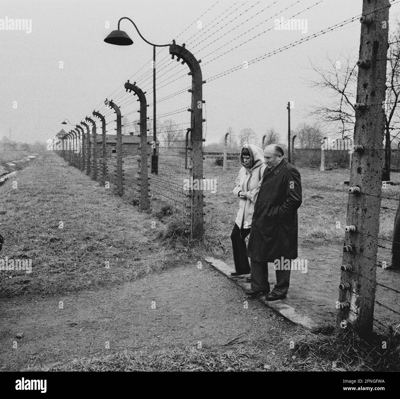 Pologne / Histoire / camps de concentration / 1985 camp de concentration d'Auschwitz. Le SPD-Berlin fait un voyage commémoratif. Harry Ristock, Elke Sahnwald-Ristock à une clôture de camp. Ristock entretenait de bonnes relations avec les Polonais pendant la Guerre froide. // Nazis / Holocauste // Patrimoine mondial UNESCO [traduction automatique] Banque D'Images