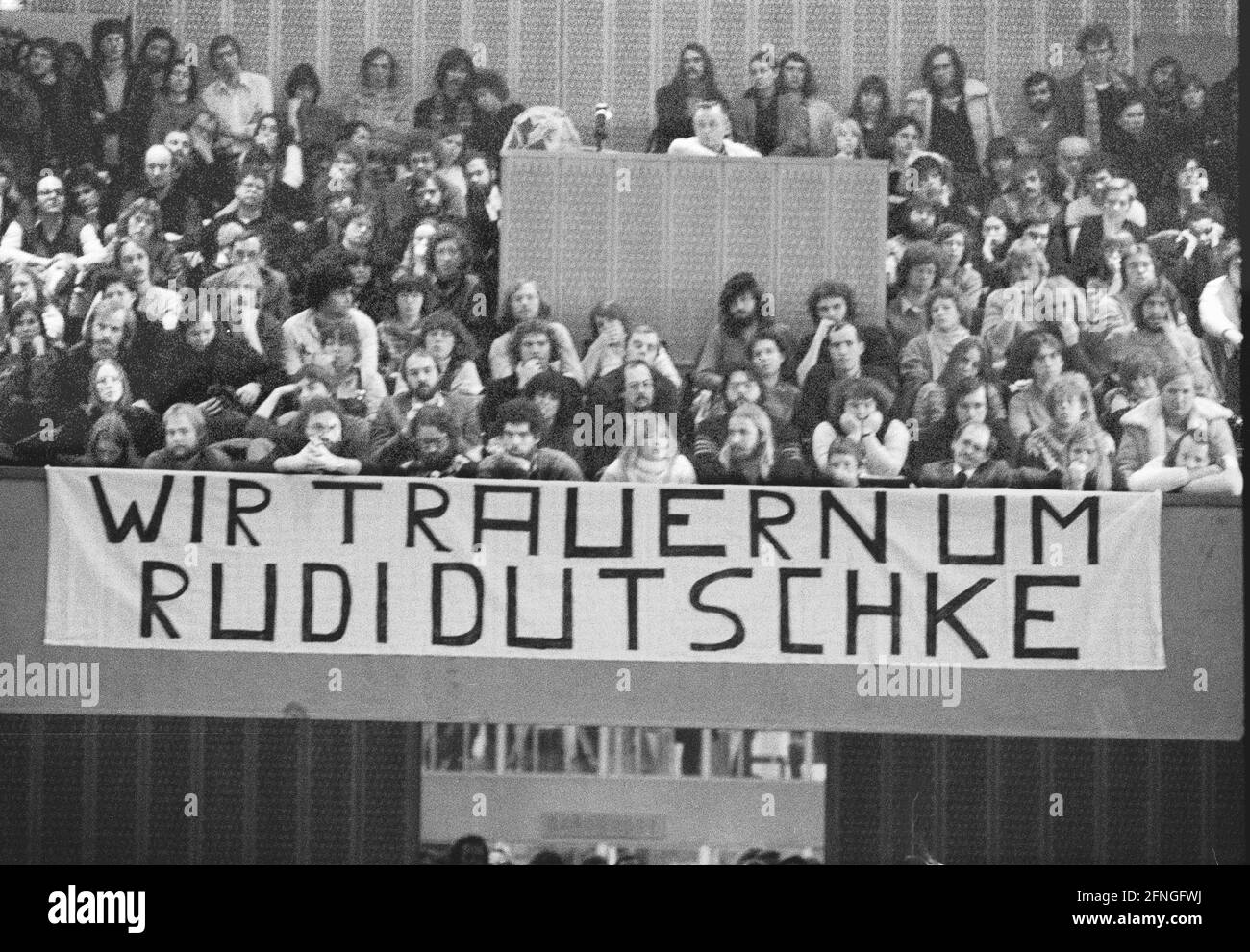 Berlin / gauche / mouvement étudiant / 3.1.1980 Université libre: Célébration dans l'Audi-Max après les funérailles de Rudi Dutschke au cimetière d'Annen. Signe: -nous pleurons Rudi Dutschke- Dutschke a été l'un des porte-parole pendant le mouvement étudiant dans les années 1968. Il est né à Luckenwald (Brandebourg). Il est mort des conséquences tardives d'une tentative d'assassinat // FU / Friedhof / 1968er / Linke *** Légende locale *** Université [traduction automatique] Banque D'Images