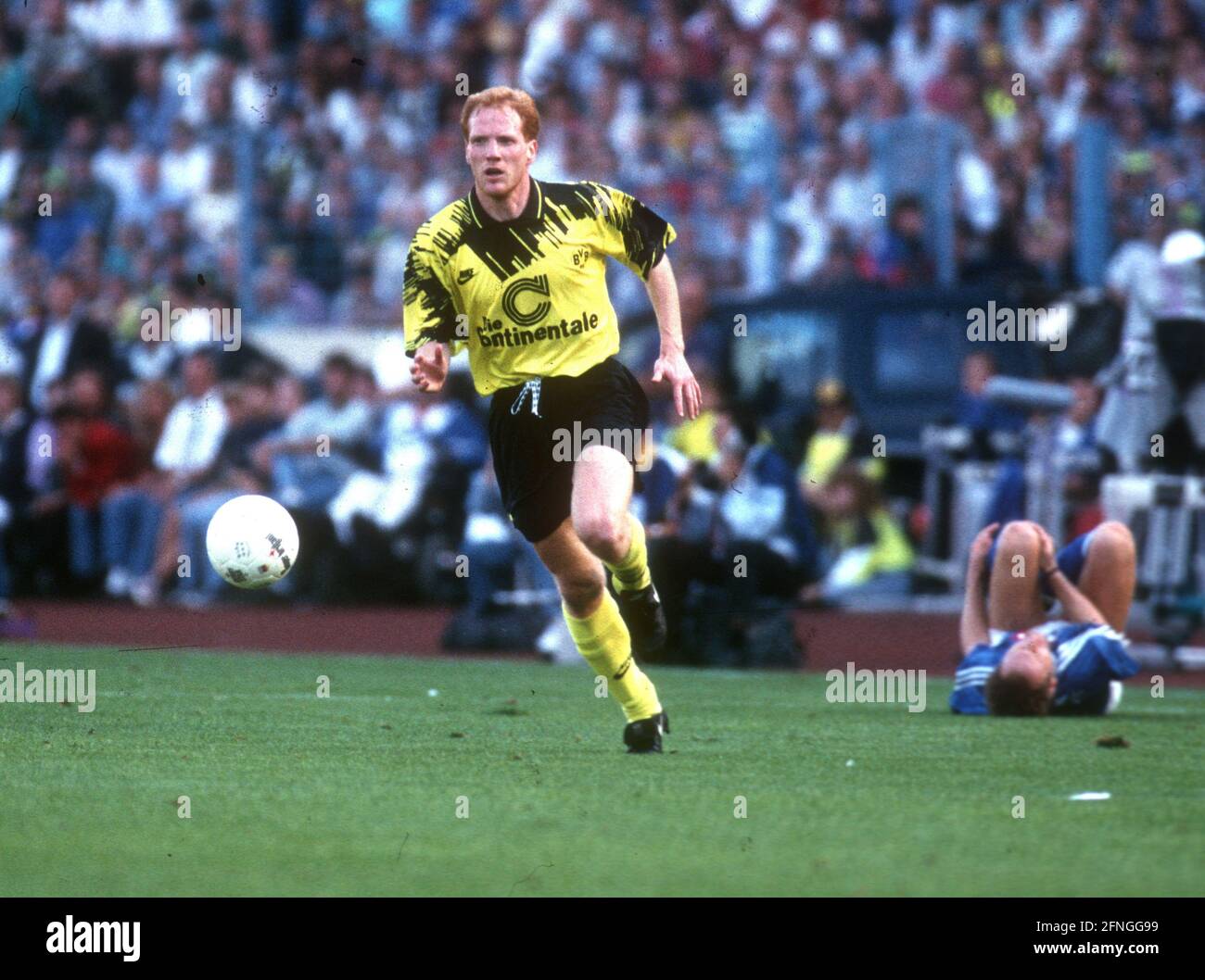 FC Schalke 04 - Borussia Dortmund 1:0 15.08.1993 / Matthias Sammer (BVB) en action, à droite un joueur Schalke blessé se trouve sur le terrain [traduction automatique] Banque D'Images