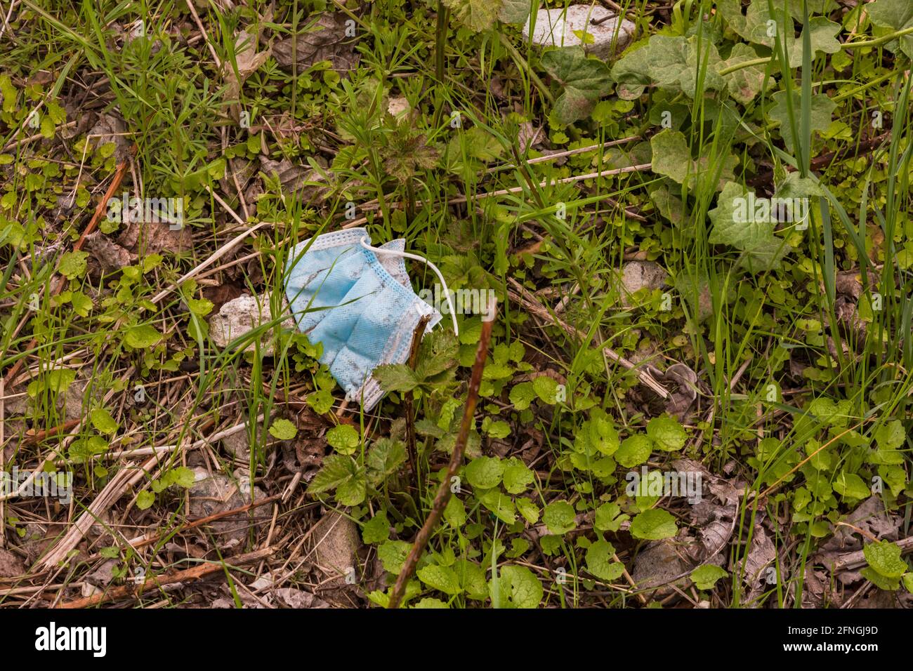 Les masques faciaux sont un nouvel article ménager qui a été pollution de l'environnement depuis 2020 Banque D'Images