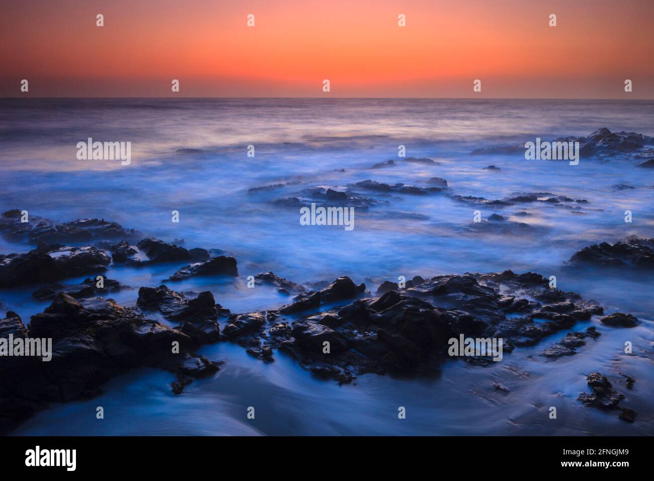 Paysage marin des Rocheuses avec surf au coucher du soleil, juste au nord de Santa Cruz, côte du Pacifique, Californie, États-Unis. Banque D'Images