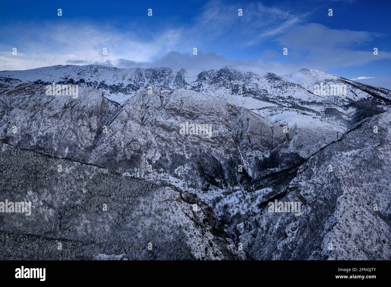 Face sud de Cadí vue du point de vue de Gresolet après une chute de neige hivernale (Berguedà, Catalogne, Espagne, Pyrénées) ESP: Vues de la cara sur del Cadí Banque D'Images
