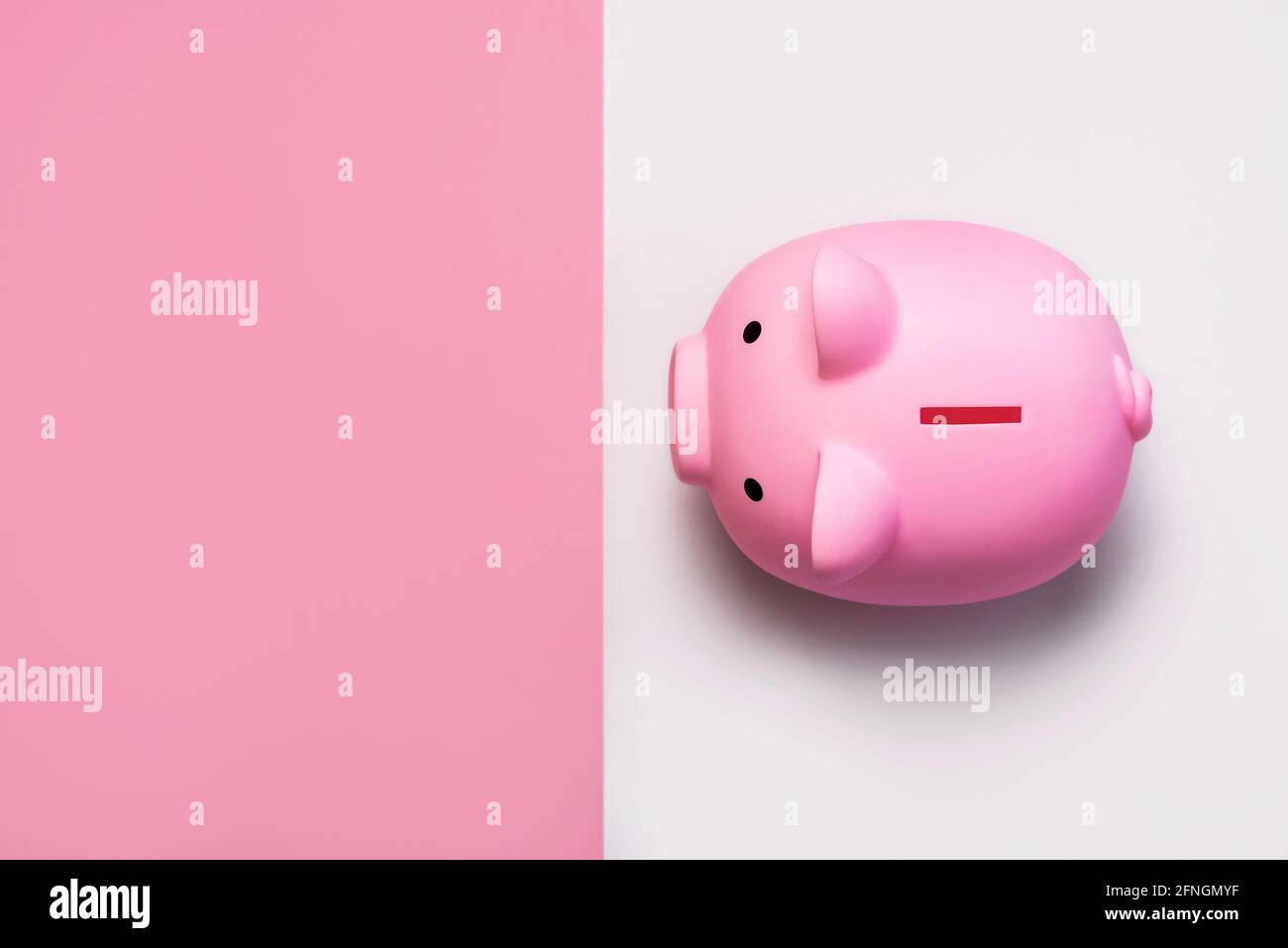 vue de dessus de la banque d'argent rose piggy avec espace pour copier sur fond rose et blanc Banque D'Images