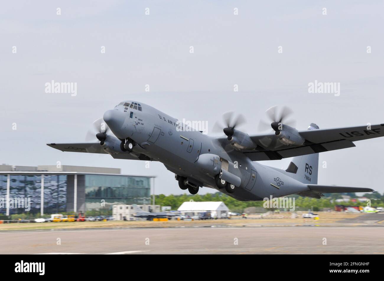 Lockheed C-130J avion de transport Hercules 07-8614 de lancement USAF 86AW/RS Du décollage à l'exposition au Farnborough International Airshow 2010 Banque D'Images