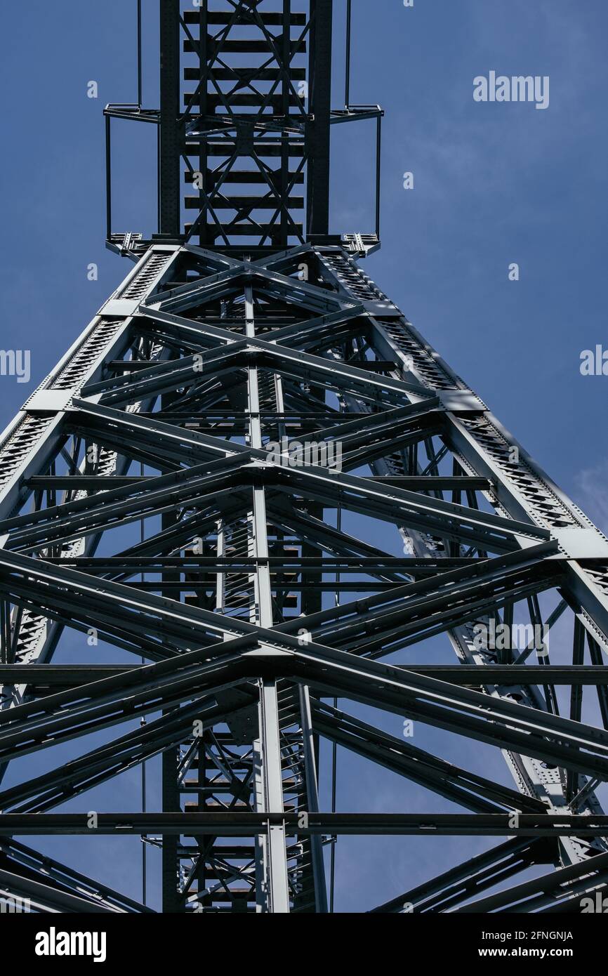 Pont Maria Pia ('Ponte Dona Maria Pia') sur le fleuve Douro à Porto, Portugal - pont ferroviaire par Gustave Eiffel - fer forgé, double charnière, Cresce Banque D'Images