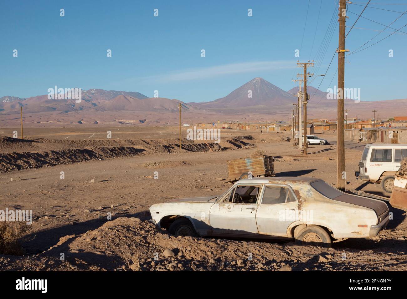 Voiture abandonnée dans le désert à San Pedro de Atacama Banque D'Images