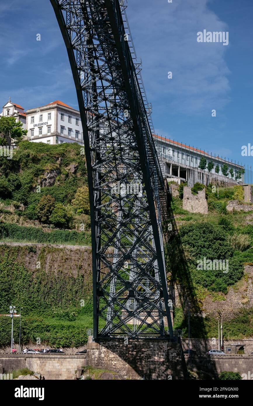 Pont Maria Pia ('Ponte Dona Maria Pia') sur le fleuve Douro à Porto