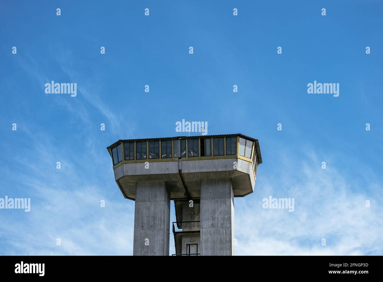 Tour de contrôle en béton, militaire, aviation - Porto, Portugal Banque D'Images