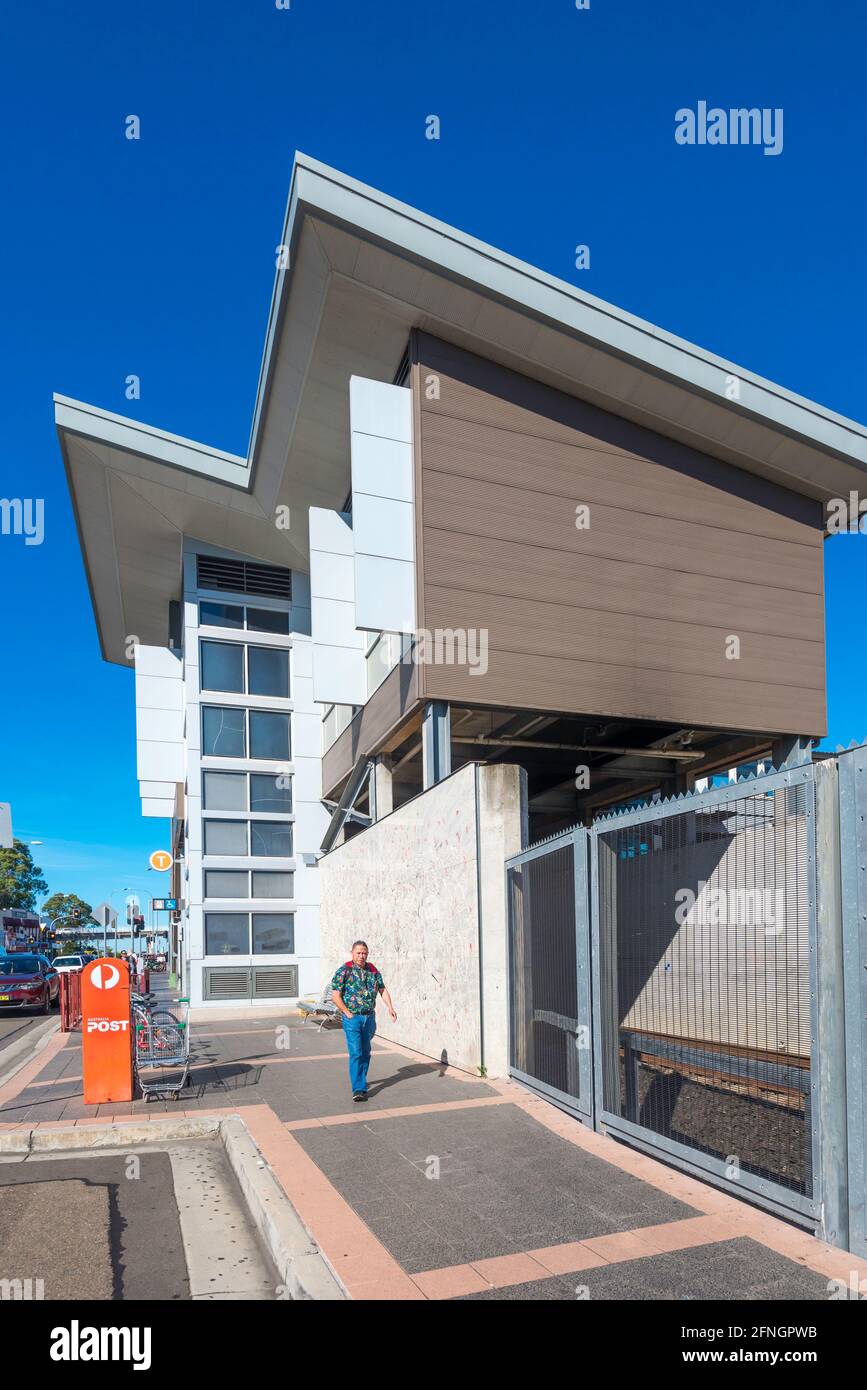 L'entrée des remontées mécaniques de la gare de Cabramatta, à l'ouest de Sydney, a été récemment construite. Les trains de Sydney ajoutent un accès handicapés à l'ensemble du réseau Banque D'Images