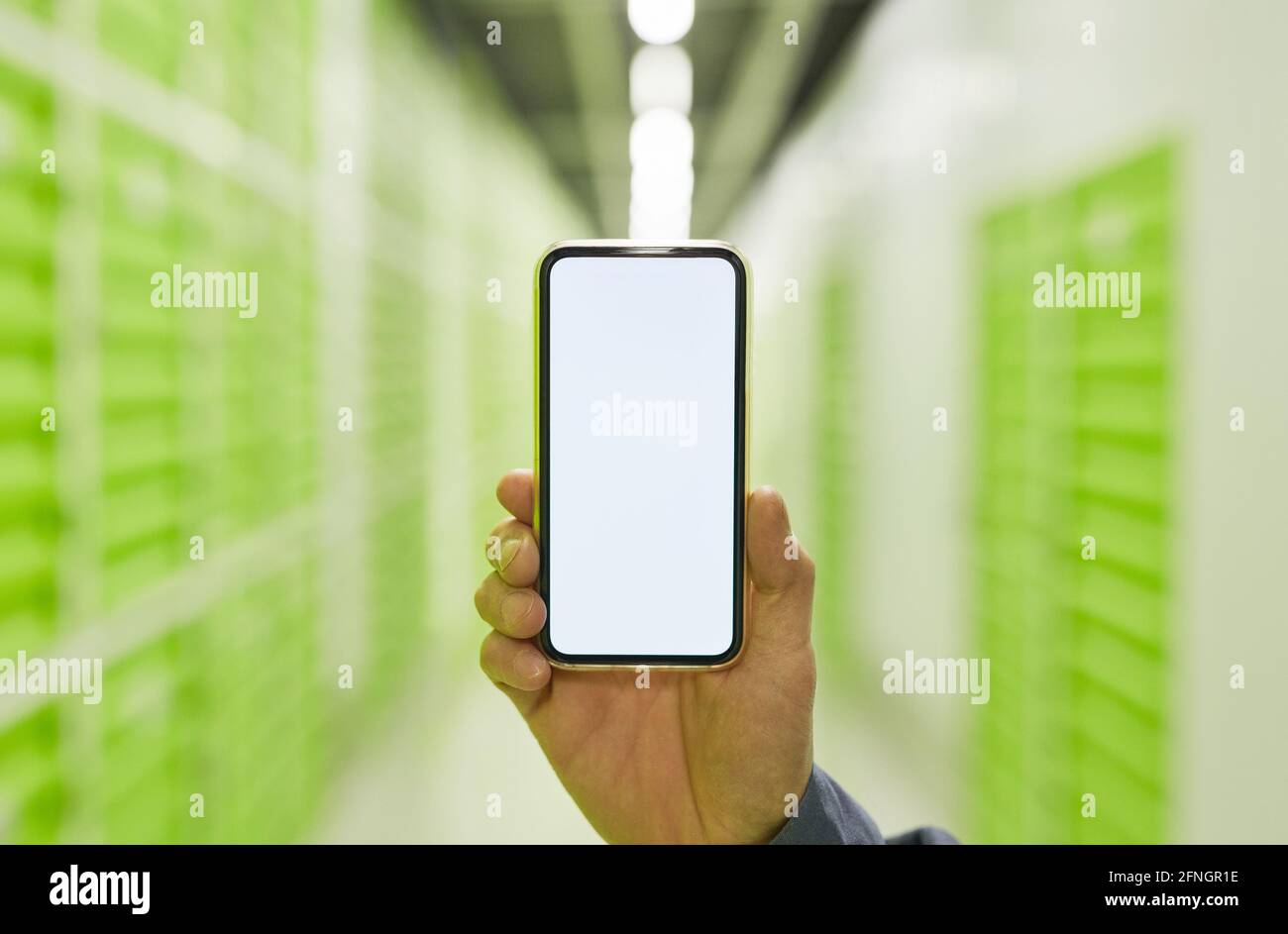 Gros plan d'un homme tenant un téléphone portable avec un écran vide Banque D'Images