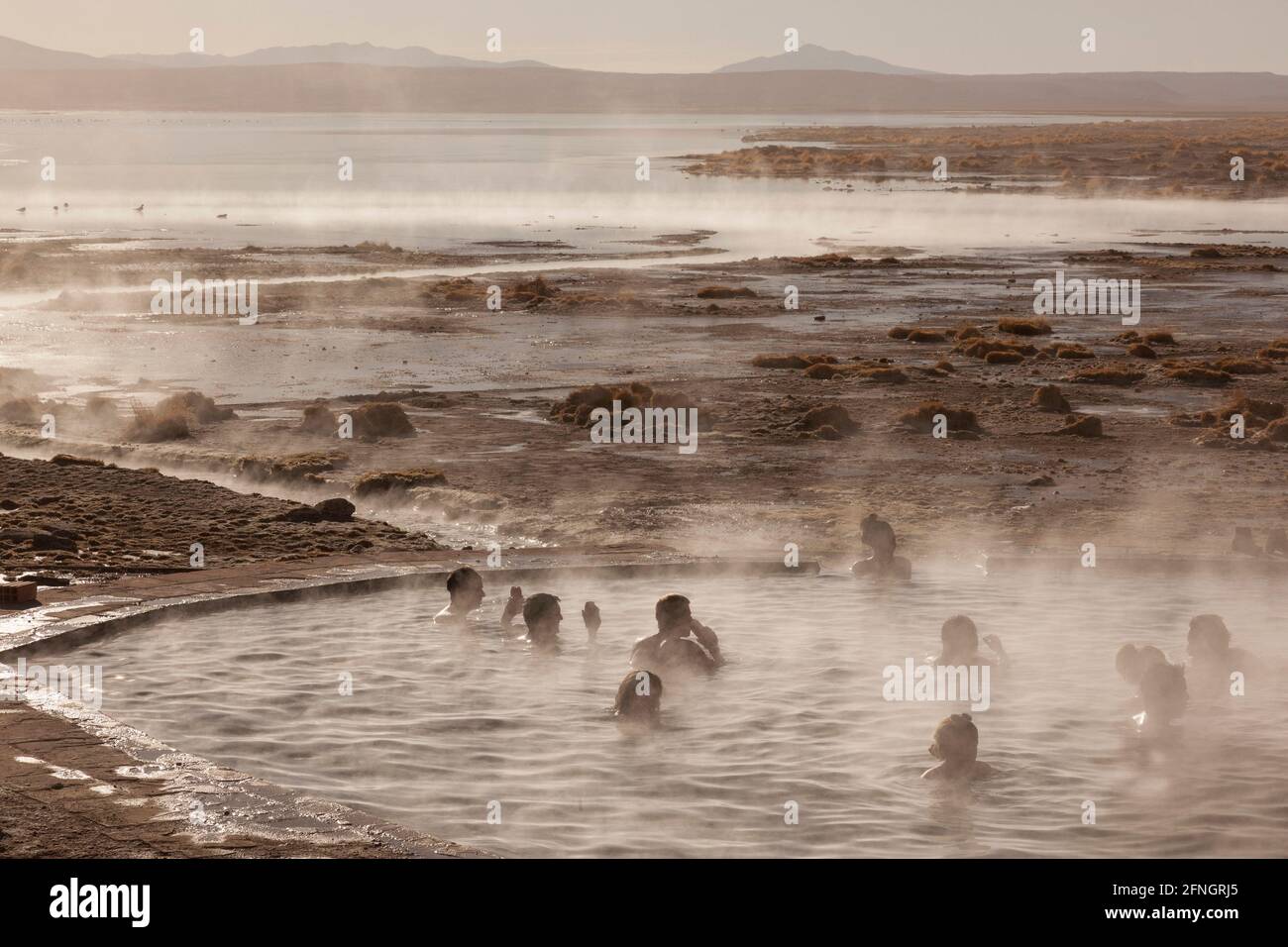 Capturé pour le bain, une source chaude naturelle s'irise à la surface dans le désert bolivien aux Aguas Termâles de Polques Banque D'Images