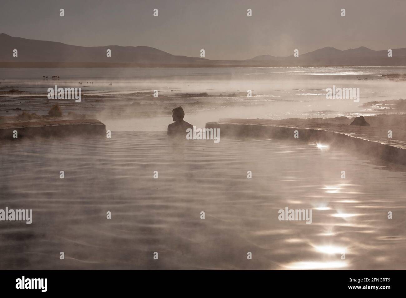 Capturé pour le bain, une source chaude naturelle s'irise à la surface dans le désert bolivien aux Aguas Termâles de Polques Banque D'Images